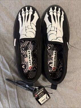 NWT AIRWALK Sidekicks Youth Shoes. All black with upper skeletal design. Size 6.